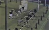 Pijane kobiety ruszyły w miasto na rowerach. Jechały zygzakiem, przewracały się. Wszystko nagrały kamery monitoringu  