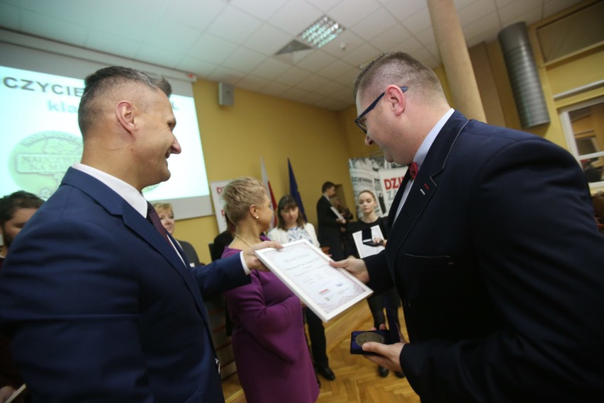 Oto laureaci tytułu „Nauczyciel na medal”. Wręczyliśmy nagrody zwycięzcom plebiscytu DZ [ZDJĘCIA]