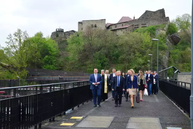 Otwarcie kładki łączącej wzgórze zamkowe z koroną zapory oraz ścieżki widokowej na wzgórzu zamkowym w Dobczycach