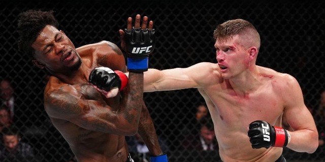 Amerykanin Stephen „Wonderboy” Thompson demoluje rodaka Kevina „Traiblaze” Hollanda na goli UFC on ESPN 42 w Orlando