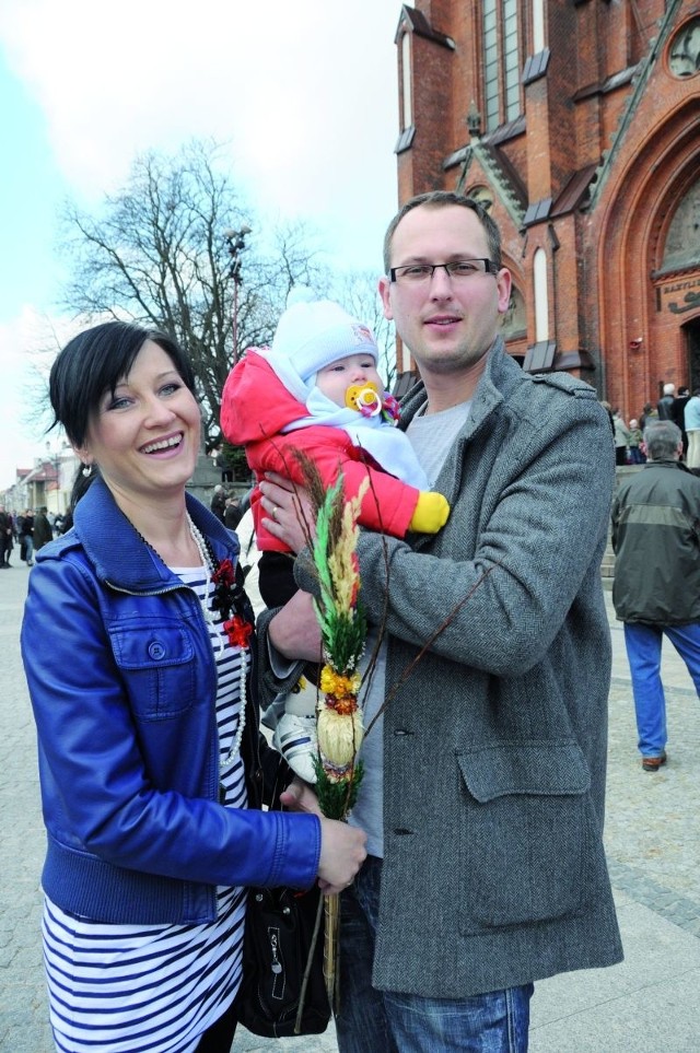 W Palmową Niedzielę Ala i Piotr Gadomscy z synkiem Kubą poszli poświęcić w kościele farnym wielkanocną palmę. Zaraz potem wybrali się do cerkwi z wierzbowymi gałązkami.