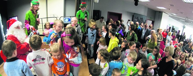 Mikołajki w Centrum Kultury w Morawicy odbyły się już po raz trzeci. Tegoroczne ściągnęły prawdziwe tłumy, każde dziecko dostało prezent.
