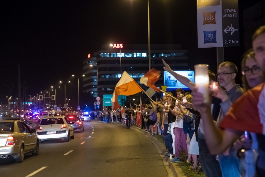 "Łańcuch Światła" w Krakowie. Protestujący wyszli na ulicę [ZDJĘCIA, WIDEO]
