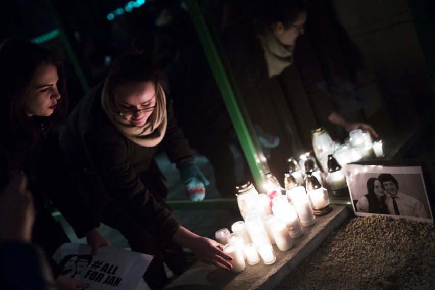 Krakowianie złożyli hołd tragicznie zmarłemu słowackiemu dziennikarzowi - Janowi Kuciakowi