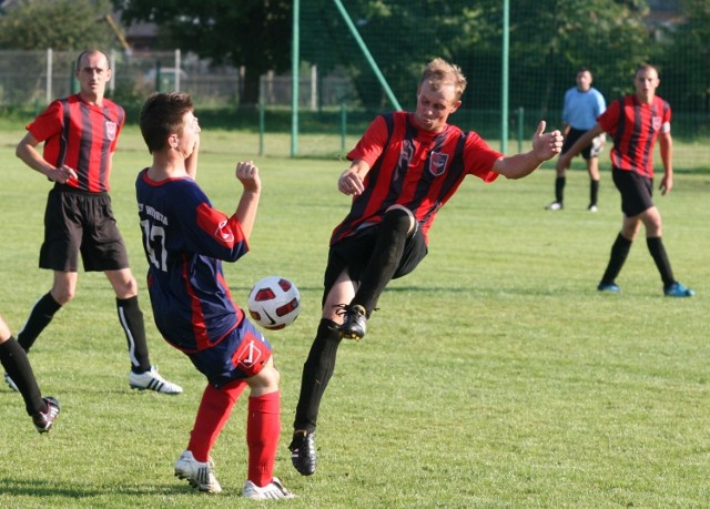 Piłkarze z tarnobrzeskiej Wielowsi (koszulki w pasy) nowy sezon zaczęli od zwycięstwa nad beniaminkiem z Grębowa. 