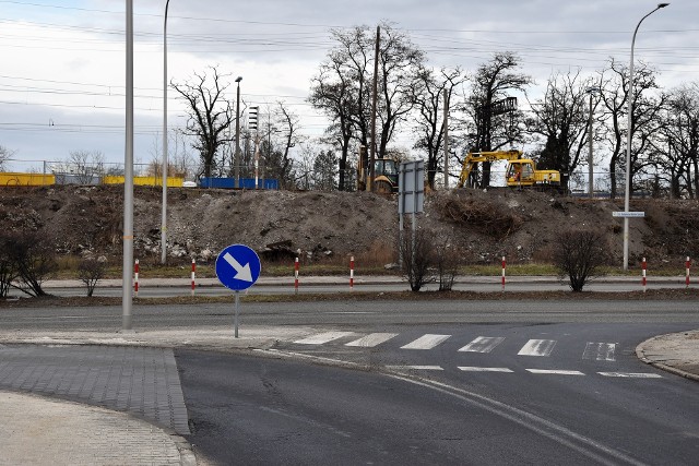 Budowa centrum przesiadkowego Opole Wschodnie. Na przekop w nasypie trzeba poczekać, usunięto asfalt z ul. Rataja