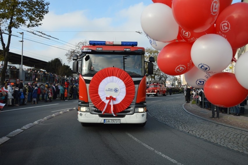 Rozeta Portu Gdynia o średnicy 1,5 m, na masce wozu Portowej...