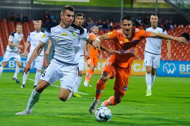 Zespół Bruk-Betu Termaliki (w pomarańczowych strojach) w sobotę pokonał kolejnego rywala, GKS Bełchatów. Na zdjęciu o piłkę walczą Partik Misak (z prawej) i Michał Pawlik.