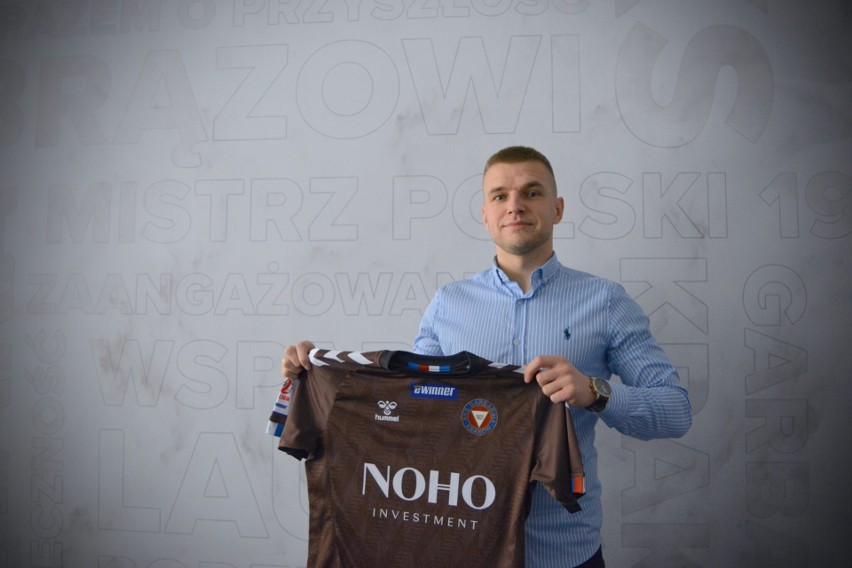 Tomasz Tymosiak prezentuje swoja nową koszulkę klubową