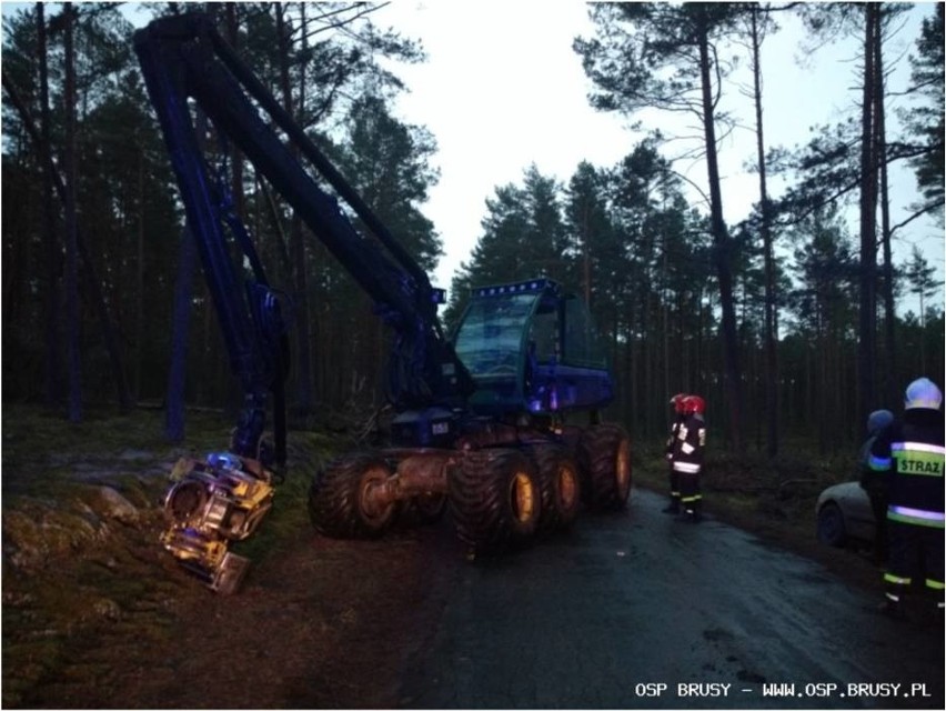 Wypadek z udziałem harvestera w lesie w gminie Brusy [zdjęcia]