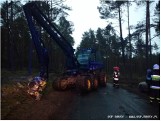 Wypadek z udziałem harvestera w lesie w gminie Brusy [zdjęcia]
