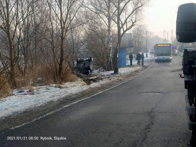 Dachowanie w Rybniku na Racławickiej. Na drodze leży drewniany słup