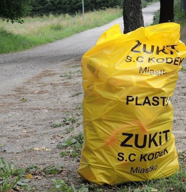 Od firmy Kodek zajmującej się wywozem odpadów dostałem jeden worek na plastiki. Butelek plastikowych miałem na trzy worki. Poprosiłem więc o dodatkowe. Usłyszałem, że ich nie dostanę, bo gmina płaci firmie tylko za jeden worek miesięcznie na poszczególny rodzaj selektywnych odpadów.