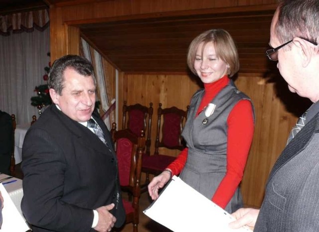 Anna Zugaj odbiera Odznakę Honorową Polskiego Czerwonego Krzyża.