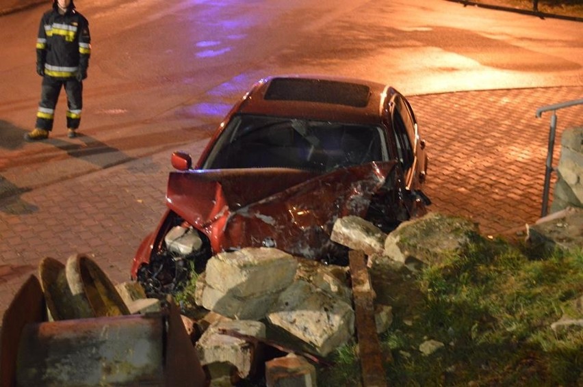 Wypadek w Jastrzębiu: Wjechał BMW w studzienkę