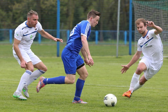 Wiślanie Jaśkowice - Sosnowianka (1:2). Marek Mizia (w środku) zdobył w tym meczu swojego 10. gola w sezonie.