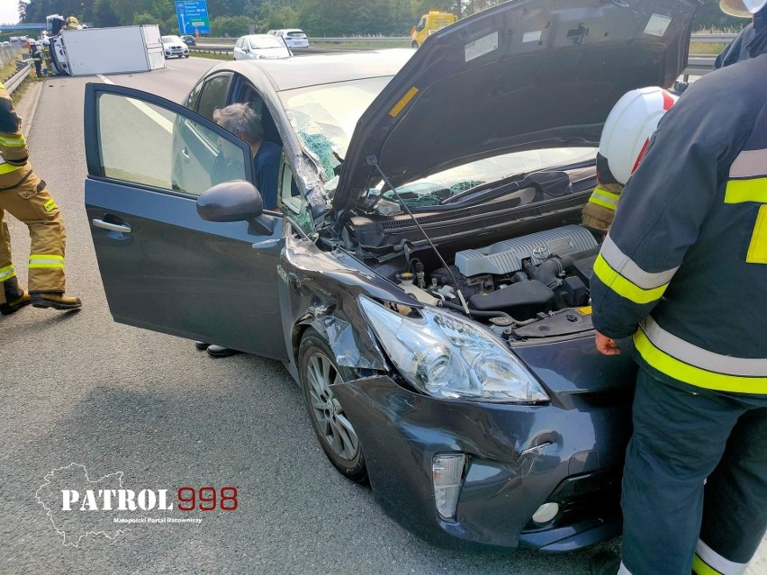 Kraków. Poważny wypadek na autostradowej obwodnicy miasta. Wywróciła się ciężarówka