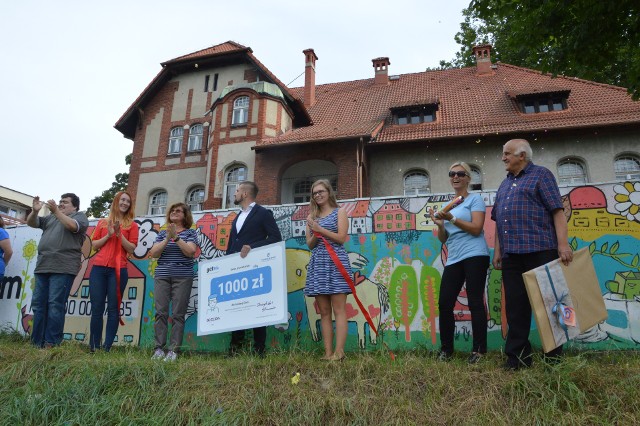 Przy okazji "odsłonięcia" muralu pracownicy firmy Getso wręczyli Fundacji Dom czeka na tysiąc złotych.
