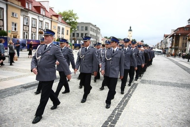 Policyjna defilada w centrum Białegostoku