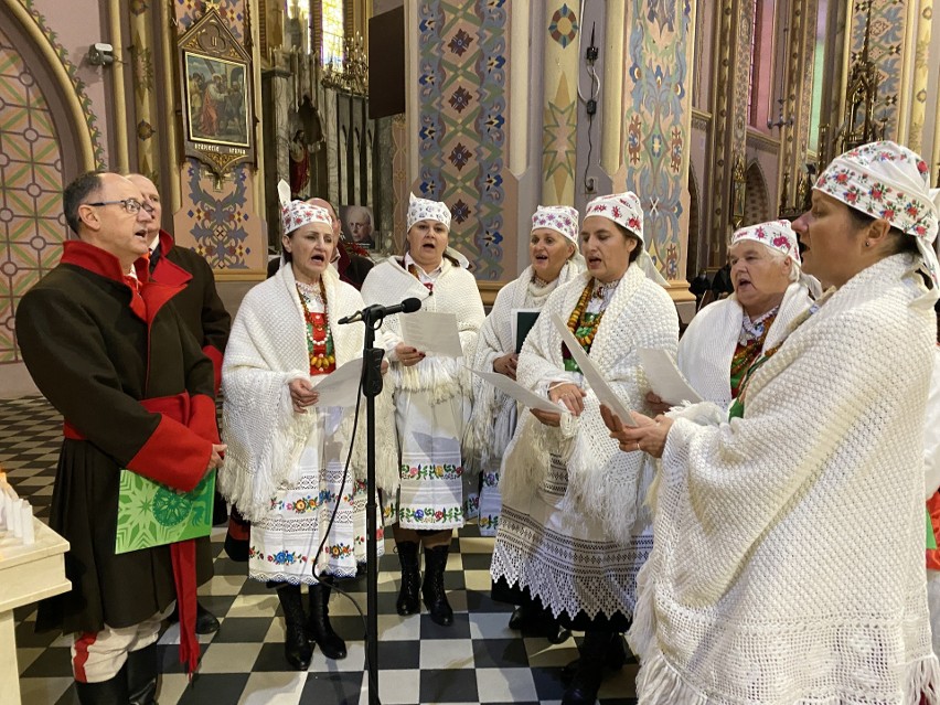 Myszyniec. Pogrzeb Zofii Warych, 30.09.2021. Wybitna artystka ludowa - śpiewaczka, hafciarka, koronkarka - zmarła 28 września