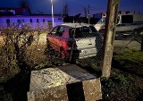 Pijany kierowca zakończył jazdę na bramie ogródków działkowych w Żninie