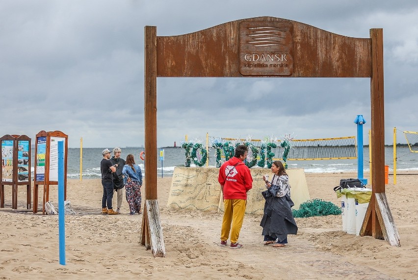 Instalacja artystyczna na plaży w Gdańsku Brzeźnie. To akcja ekologów, zwracających uwagę na problem zanieczyszczenia Bałtyku 