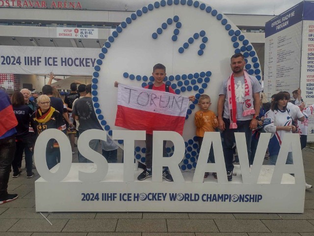 Sławomir Szachniewicz z synami Aleksandrem i Wiktorem w hali Ostravar Arena, gdzie rozgrywane są mecze hokejowych mistrzostw świata elity mężczyzn