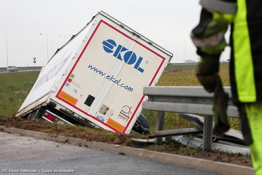 Wypadek na AOW. Ciężarówka z Turcji wypadła z drogi [ZDJĘCIA]