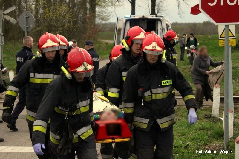 Motorowerzysta wjechał w pociąg na niestrzeżonym przejeździe...