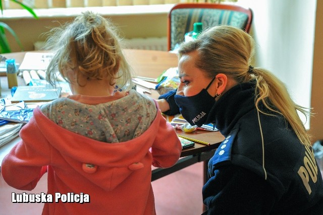 Funkcjonariusze z Wydziałów Prewencji Komendy Wojewódzkiej Policji i Komendy Miejskiej Policji w Gorzowie Wlkp. zorganizowali spotkanie z dziećmi i młodzieżą, którzy znaleźli schronienie w Gorzowie Wlkp.