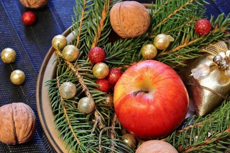 Tradycyjne świąteczne dekoracje wykorzystywały jabłka,...