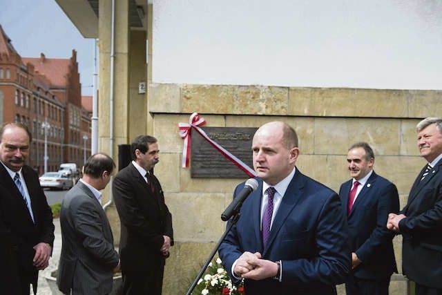 Tablica odsłonięta z okazji 35-lecia NZS mówi tylko o organizacji studenckiej, działającej przy UMK w Toruniu