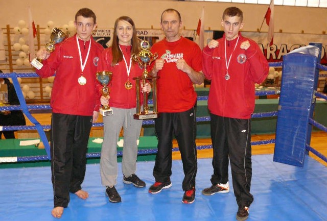 Nz. od lewej: Jakub Filipek (junior starszy, - 67 kg, 1. miejsce), Iwona Nieroda (seniorka, -56 kg, 1. miejsce + tytuł najlepszej zawodniczki turnieju), Trener Jerzy Pilarz i Krzysztof Kucharzyk (junior młodszy, -60 kg, 3. miejsce)