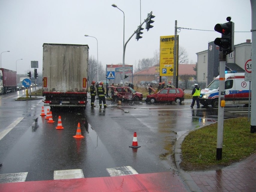 Kierowca osobówki wpadł pod ciężarówkę [ZDJĘCIA]