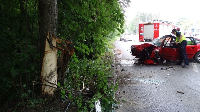 Kierowca audi z dużą siłą uderzył w drzewo. Przód samochodu został kompletnie zniszczony.
