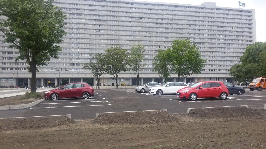 Parking na działce po wyburzonym pałacu ślubów w Katowicach