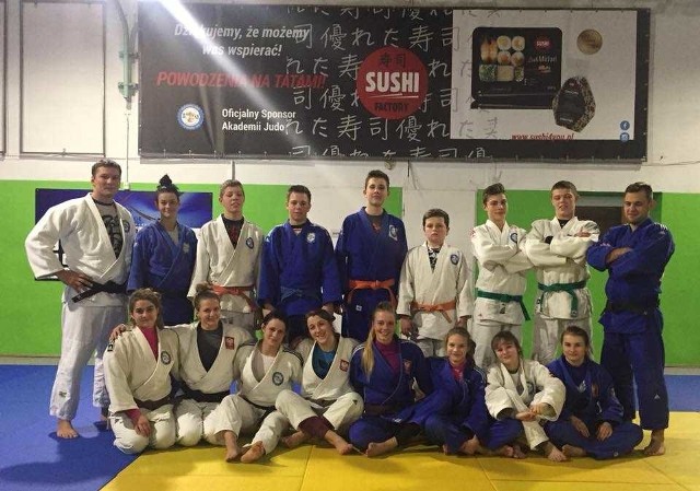 Rodzinne zdjęcie uczestników poniedziałkowego treningu z mistrzyniami w sali Akademii Judo Poznań