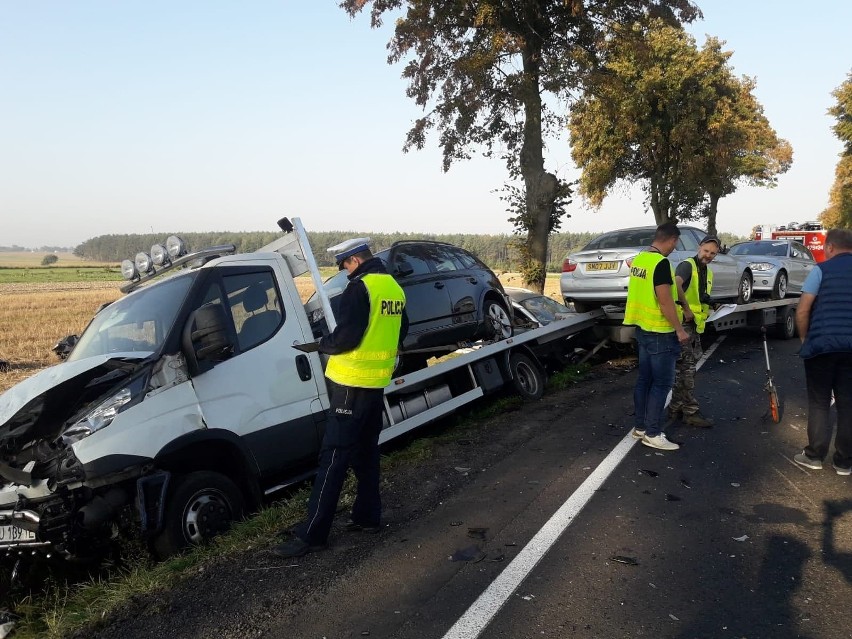 Śmiertelny wypadek w Wójcinie w powiecie opoczyńskim. W zderzeniu lawety, motocykla i samochodu osobowego zginęły trzy osoby [ZDJĘCIA]
