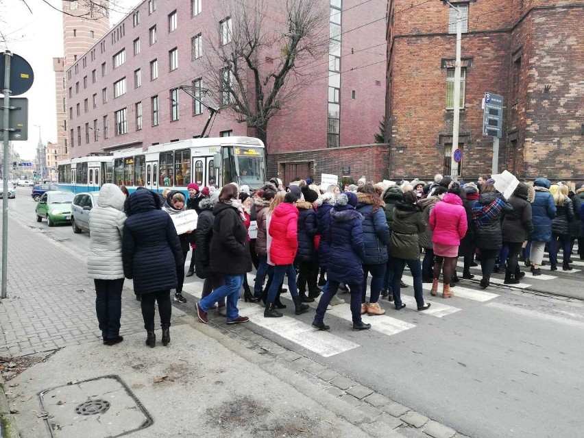 Ulica Sądowa zablokowana. Protest pracowników sądów