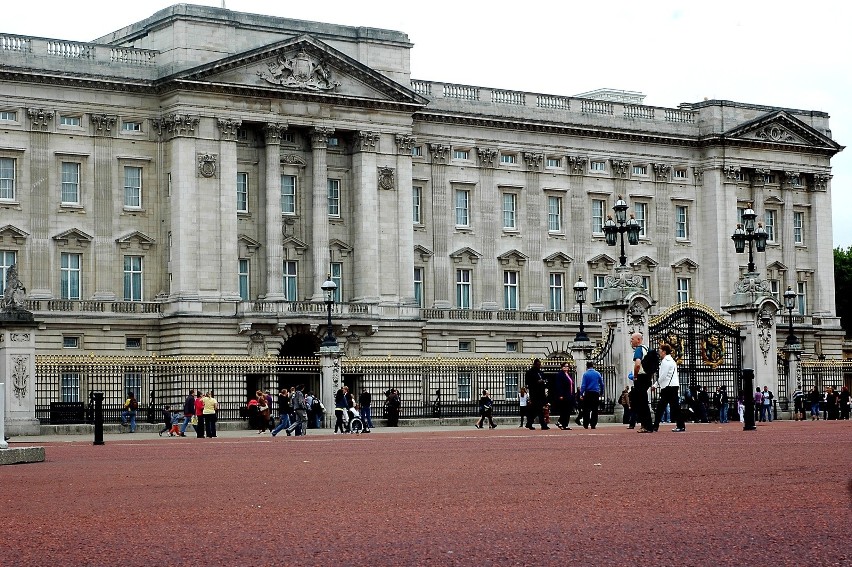 Buckingham Palace jest atrakcją turystyczną. Przed pandemią...