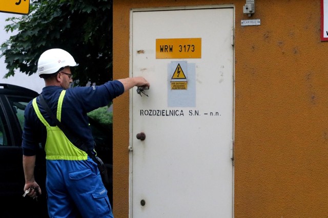 Na kolejnych slajdach prezentujemy planowane wyłączenia prądu w podziale na dni, obszary dystrybucji i godziny. Aby je zobaczyć, kliknij strzałką w prawo. Kliknij i sprawdź planowane wyłączenia prądu --->