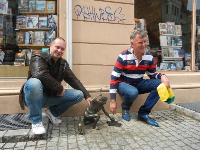 Odsłonięcia Brukarusa dokonał (od lewej) jego twórca Artur Wochniak oraz fundator Eugeniusz Weiis.