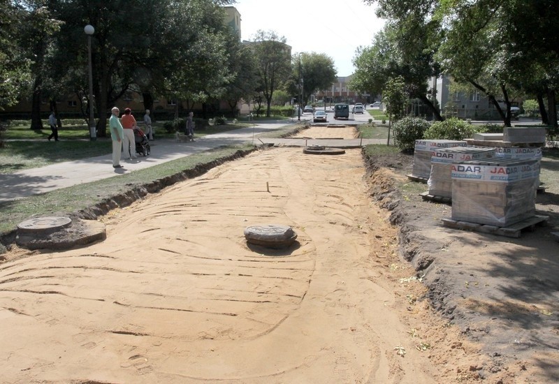Nowy szeroki chodnik jest układany w Parku Planty między...