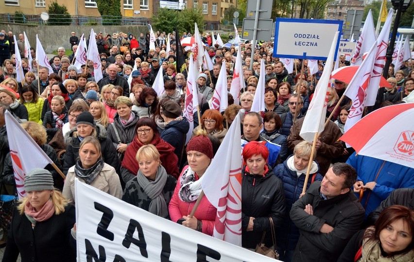 Pikieta przeciwko likwidacji gimnazjów. Kilkaset osób przed Urzędem Wojewódzkim (ZDJĘCIA, WIDEO)