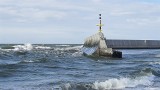 Silny wiatr nad Bałtykiem. IMGW ostrzega przed sztormem [ZDJĘCIA]