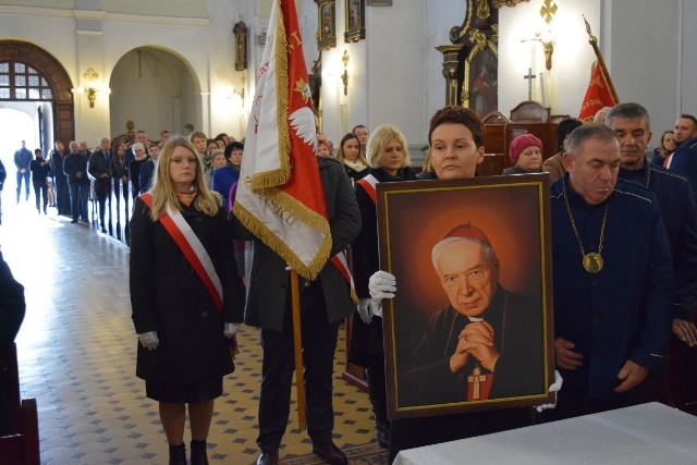 W sanktuarium w Skrzyńsku został poświęcony sztandar szkoły i obraz patrona placówki.