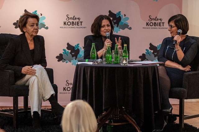 Dagmara Domińczyk ( w środku) podczas spotkania "Salon kobiet" z mieszkańcami w Kielcach, a poprowadziły je Marzena Sobala (z lewej) i Augustyna Nowacka.Zobacz kolejne zdjęcia