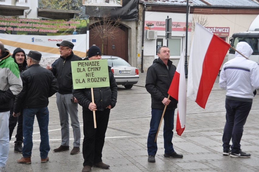 Pracownicy spółki Wodociągi i Kanalizacja w Szydłowcu oraz związkowcy pikietowali przed Urzędem Miejskim  