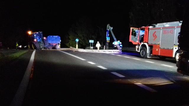 Do tego niebezpiecznego zdarzenia doszło w niedzielę o godz. 1 w nocy na drodze krajowej nr 77 w Orłach pod Przemyślem. - Ciągnik rolniczy chcąc ominąć pieszego wjechał w konstrukcję oświetlenia przejścia dla pieszych - poinformowała Generalna Dyrekcja Dróg Krajowych i Autostrad. Według strażaków z OSP Orły cztery osoby wtargnęły na przejście. - Kierowca zaczął gwałtownie hamować, zahaczył konstrukcję nad przejściem, która przygniotła jednego z mężczyzn. Pozostałe osoby pomogły wydostać się poszkodowanemu, po czym zbiegły z miejsca zdarzenia. Kierowca pojazdu nie odniósł żadnych obrażeń - informują strażacy.Z uwagi na uszkodzenie konstrukcji utrudnienia na DK nr 77 trwały do godz. 5.30. Na miejscu zdarzenia pracowali policjanci oraz strażacy z OSP Orły i PSP Przemyśl.