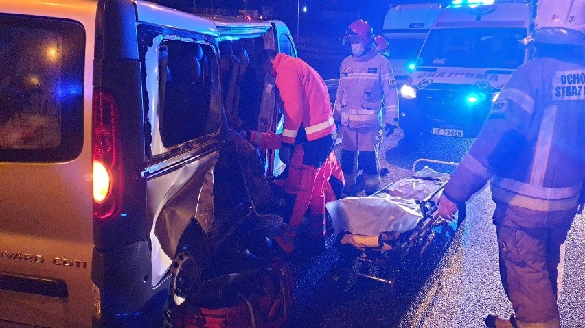 Groźny wypadek na trasie S7 w Suchedniowie. Bus z pasażerami uderzył w bariery. Dwie osoby ranne